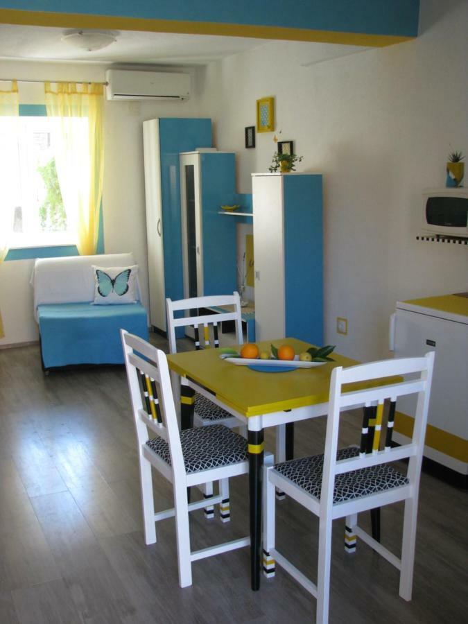 Apartments And Room Lemon Vis Pokoj fotografie